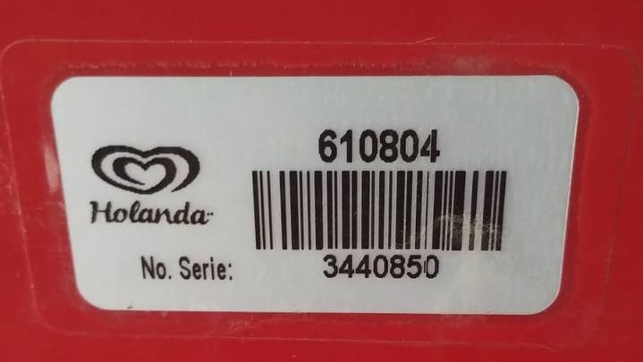 Ejemplo de placa con el número de serie del congelador